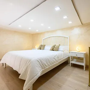 Apartment La Magnifica Gold House, Naples